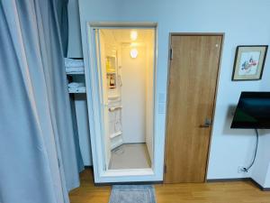 un pasillo con un espejo junto a una puerta en 福宿 Fukuinn 302号室, en Takamatsu