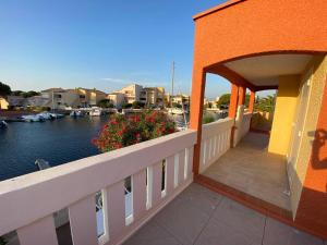 a balcony of a building with a view of a marina at Marina 5P avec piscine et terrasses, 4 chambres, clim, parking, proche plage et commerces, Port Barcarès - FR-1-81-554 in Le Barcarès