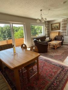 a living room with a table and a couch at Seeappartement LUNA am Ossiachersee in Bodensdorf