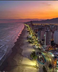 - une vue aérienne sur la plage la nuit dans l'établissement Studio unita143, à Praia Grande