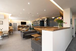 eine Lobby eines Restaurants mit Sofas und Tischen in der Unterkunft Hotel DC, Stratford in London