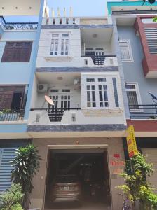 a building with a car in front of it at Homestay 846/B53 in Vung Tau
