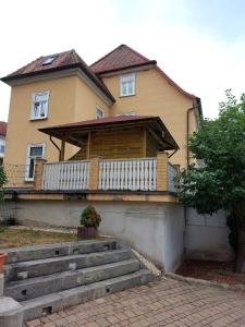 uma casa com um alpendre e escadas em frente em FewoQuido 2 em Königsee
