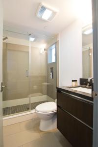 洛杉磯的住宿－Hollywood’s Suite，浴室配有卫生间、淋浴和盥洗盆。