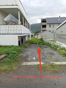 una imagen de una casa con una flecha roja en FeelHome 2 bedrooms apartment Vidarsveg en Tromsø