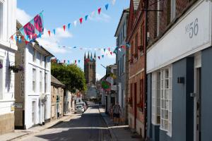 Camilla House Guest House في بينزانس: شارع به أعلام ومباني في المدينة