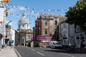 Camilla House Guest House في بينزانس: شارع المدينة مع مبنى وكاتدرائية