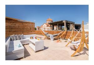 een patio met een hangmat en schommels op een dak bij Baulus Sun Terrace in Heraklion