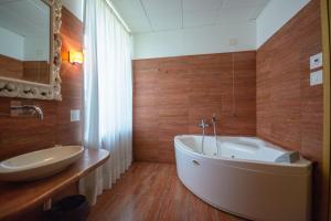 La salle de bains est pourvue d'une grande baignoire et d'un lavabo. dans l'établissement Domus Stella Maris - Casa per Ferie, à Ancône