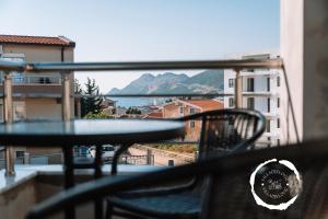 balcone con tavolo e vista sull'oceano di Villa Djelovic a Bar