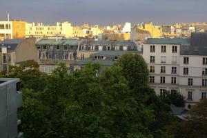 - une vue sur une ville avec des bâtiments et des arbres dans l'établissement Penthouse champs elysées above 5 stars hotel berri champs elysées, à Paris