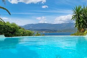 basen z widokiem na wodę i góry w obiekcie Villa charmante à Porto-Vecchio avec piscine w mieście Porto-Vecchio +3 zdjęcia