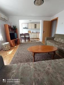 un soggiorno con divano e tavolo di Almir Apartman a Sarajevo