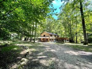 a large house in the middle of a forest at Cozy Creekside cabin- 35m to Boone in Butler