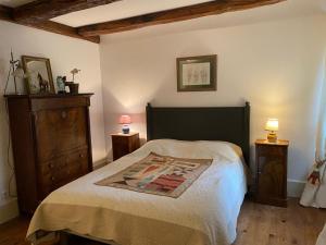 um quarto com uma cama com duas mesas de cabeceira e dois candeeiros em Le pigeonnier de Saint-Loup Bed and Breakfast em Saint-Loup-de-Varenne