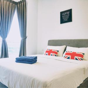 een slaapkamer met een groot bed met blauwe handdoeken bij Ais-Kacang Sweet Home Pinnacle Tower in Johor Bahru