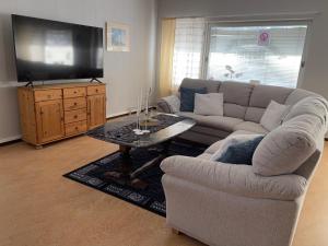 uma sala de estar com um sofá e uma mesa de centro em Vandrarhem Oden em Odensbacken