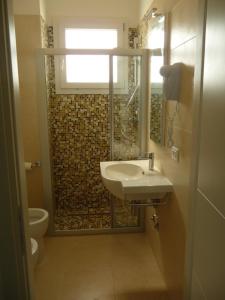 カオルレにあるSoggiorno Auroraのバスルーム(洗面台、トイレ付)