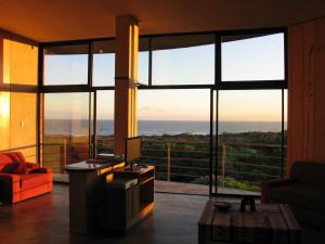 sala de estar con vistas al océano en Casa Dos Milagres Holiday Home en Agulhas