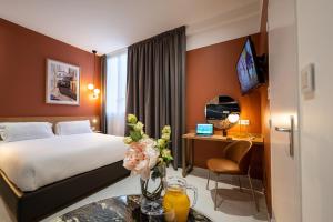 una camera d'albergo con letto e scrivania di Corner-Set Cholet Centre a Cholet