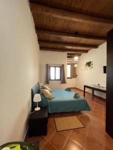 een slaapkamer met een bed en een tafel in een kamer bij Vicolo del vento stanza scirocco in Palermo