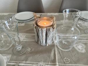 een tafel met een kaars op een tafel met glazen bij Enjoy Sauze d'Oulx in Sauze dʼOulx