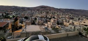- une vue sur la ville depuis le toit d'un bâtiment dans l'établissement Snow View Suite סוויטת סנו וויו, à Majdal Shams