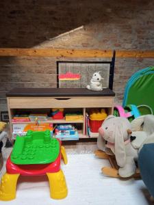une salle de jeux avec deux animaux farcis et une table dans l'établissement Haus heidi, à La Zecchina