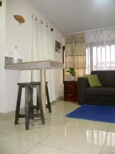 salon ze stołem i kanapą w obiekcie Nice private apartment studio to discover CR w mieście Alajuela