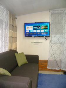 Nice private apartment studio to discover CR TV 또는 엔터테인먼트 센터