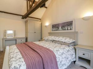 1 dormitorio con 1 cama y 2 mesitas de noche en Hocking Cottage, en Torquay