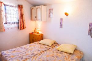 a bedroom with a bed and two pillows at Maison accueillante à Leucate avec jardin et terrasse in Leucate +22 photos