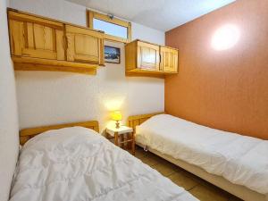 sypialnia z 2 łóżkami i stołem z lampką w obiekcie Charmant appartement 3 pièces, terrasse, ski à proximité - FR-1-425-135 w mieście Flaine