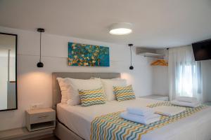 um quarto com uma cama com toalhas em Emmy Villa em Anevató