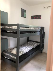 - un ensemble de lits superposés dans une chambre dans l'établissement La Poupe, F3 avec terrasse à 60m de la plage, à Saint-Côme-de-Fresné