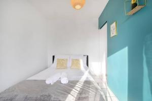1 dormitorio con 1 cama con toallas en Cabana & Le Central - Proche Lac , Terrasse et Parking en Annecy