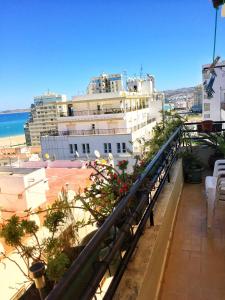 丹吉爾的住宿－cozy apartment city center near the sea playa wifi!!，阳台拥有白色的大建筑和海洋