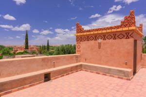 einen Balkon eines Hauses mit Aussicht in der Unterkunft Kasbah Roseville in Aït Ouahi