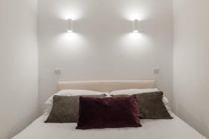 - deux lumières au-dessus d'un lit avec deux oreillers dans l'établissement Paddington/Lancaster Gate Luxury Apartment by Hyde Park, à Londres