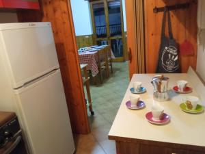 uma cozinha com duas chávenas e pires num balcão em Casa Trentova em Agropoli