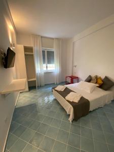 een slaapkamer met een bed en een televisie. bij Tizi Apartments Porto in Maiori