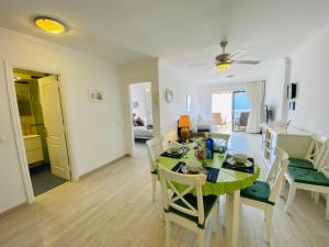 jadalnia i salon ze stołem i krzesłami w obiekcie Panorama Ocean View Gigantes w mieście Santiago del Teide