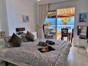 sypialnia z łóżkiem i widokiem na ocean w obiekcie Panorama Ocean View Gigantes w mieście Santiago del Teide +34 zdjęcia
