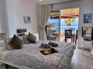sypialnia z łóżkiem i widokiem na ocean w obiekcie Panorama Ocean View Gigantes w mieście Santiago del Teide