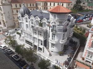 una vista aérea de un gran edificio blanco en Hotel Sol Boutique, en Santander