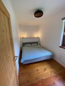 una camera con letto e pavimento in legno di Appartement Rosa a Patergassen