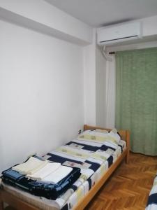 um quarto com uma cama num quarto em Apartment NAUM M em Ohrid