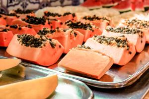 um monte de comida num tabuleiro numa mesa em Cannes Palace Hotel em Vitória