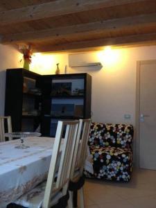 uma sala de jantar com uma mesa e uma cadeira em B&B La Pitagora em Comacchio