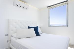 Postel nebo postele na pokoji v ubytování Deluxe Apartment in Costa Adeje